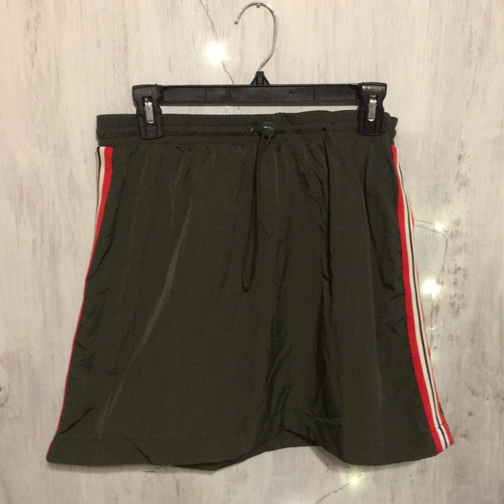 Cute green skirt! And never worn!